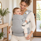 bebê acomodado em posição M no canguru ergonômico cinza-claro