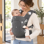 bebê acomodado em posição M no canguru ergonômico cinza-escuro