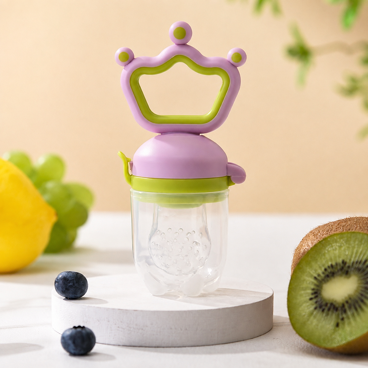 Chupeta alimentadora lilás e verde com alça de coroa e tampa transparente
