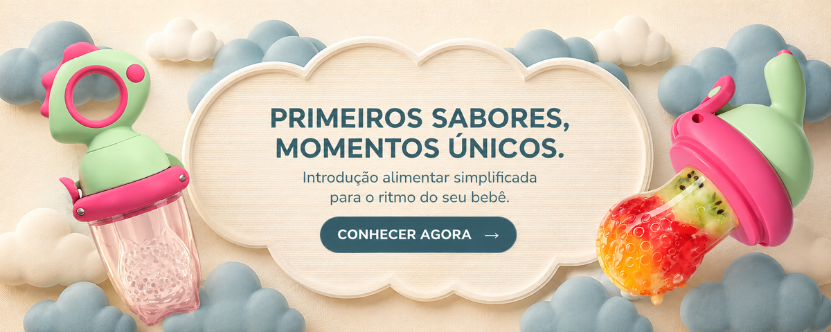 Alimentadores de frutas verdes e rosas entre nuvens creme e azuis. Primeiros sabores, momentos únicos. Introdução alimentar simplificada para o ritmo do seu bebê. Conhecer agora.