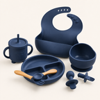 Kit para introdução alimentar azul com 8 peças em fundo off-white Alumi