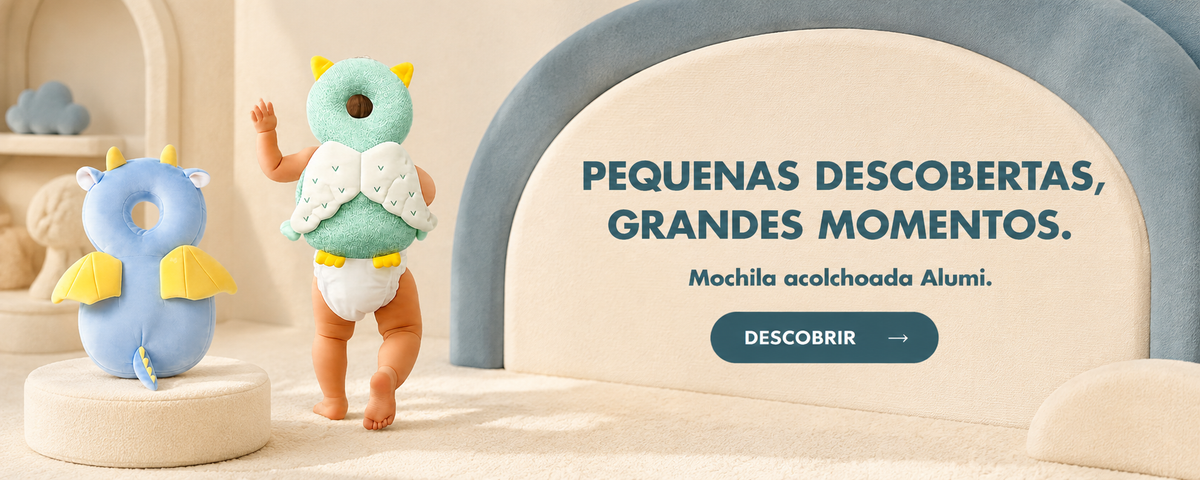 Bebê de costas usando mochila acolchoada verde ao lado do modelo azul. Pequenas descobertas, grandes momentos. Descobrir.