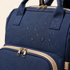 Detalhe do tecido Oxford azul-escuro da mochila maternidade resistente a respingos