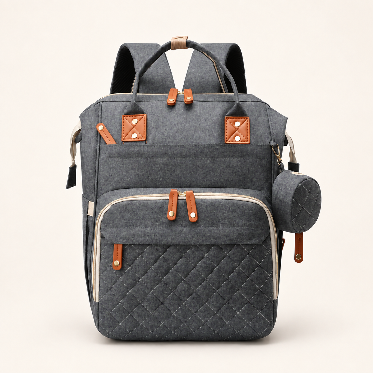 Mochila maternidade térmica cinza em fundo off-white Alumi