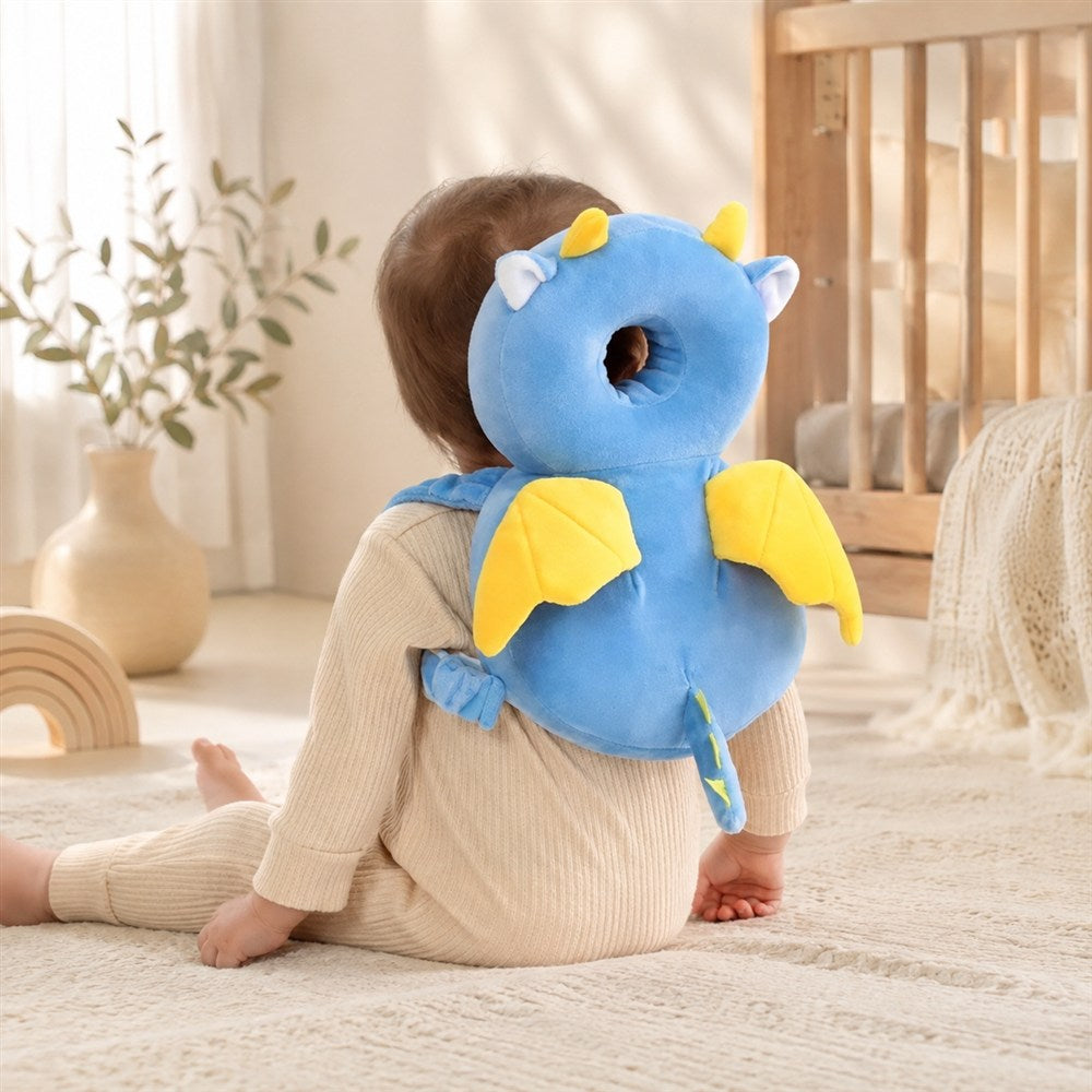 Bebê sentado usando mochila acolchoada em formato de dinossauro azul